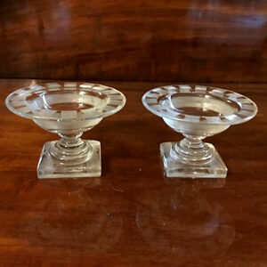 par krystal saltkar i form som opsatse