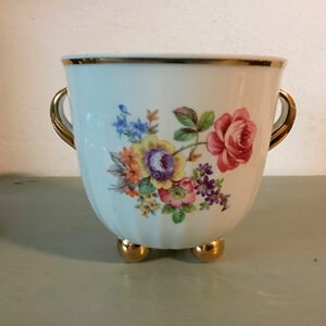 Blomsterskjuler i porcelæn dekorede med blomster og guld. Står på 3 guldkugler