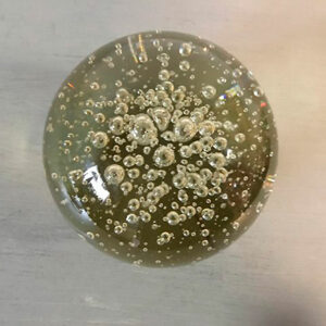 Glas brevpresser med bobler