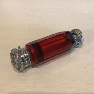 Parfume flakon i rubinrødt krystal med låg i sølvplet