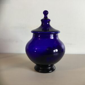 Potpourikrukke af blåt glas hvælvet låg med knop