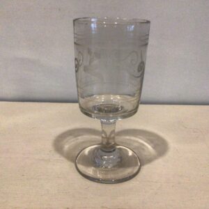 Gamle mundblæste vin glas på stilk fra 1800 tallet