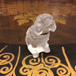 Hund i opalglas med halsbånd i messing