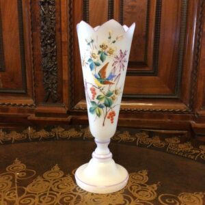 Hvid vase i opalineglas dekoreret med fugl og blomster antagelig Fyns Glasværk