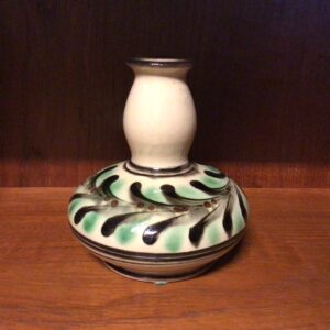 Kähler vase i gul bundfarve med dekoration i grønne og brune nuancer højde 14 cm.