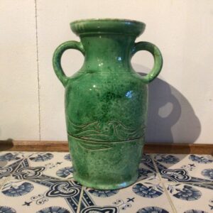 Grønglaseret krukke i ler med to ørehanke dekoreret med en frise i form af duer