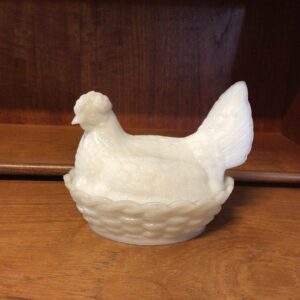 Æggehøne i opalineglas farve hvid