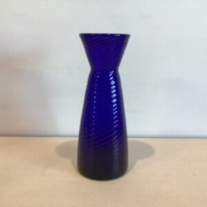 Hyacintglas antagelig Norge i dyb blå farve, kraftigt optisk vredet 1800 tallet