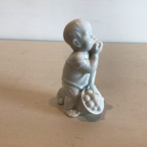 Royal Copenhagen baby på overflødigshorn med æbler blank de shine porcelæn