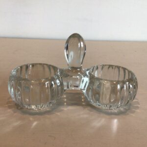 Dobbelt saltkar i presset glas