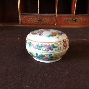 Gammel kinesisk bonbonniere i porcelæn låg med 5 personer korpus rundtom dekoreret med blomsterornamentik diameter 9 cm. højde 6 cm.