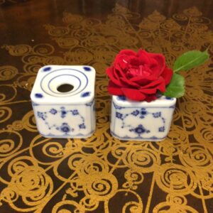 Musselmalet riflet blækhus i porcelæn højde 5.5 cm. diameter 6.8 cm.