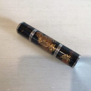 Orientalsk sminke beholder i flot lakarbejde med to rum. Låg i sølv med graveret adelskrone og initialer - længde 12 cm.