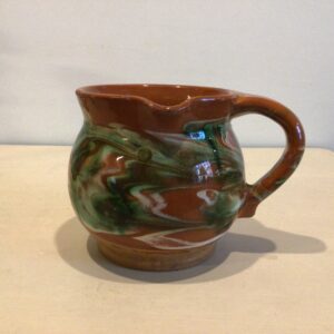 Gammel kande i lertøj med kohornsdekoration og hældetud i siden - højde 11 cm. diameter med tud 11.5 cm - størrelse 2 - pæn stand