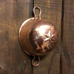 Dansk kobbertøj - postej - kødform med stjerne i bunden og to hanke. indvendig fortinnet - diameter med hanke 31 cm. højde 13 cm. 1800 tallet