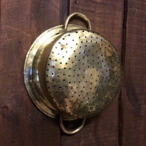 Gammelt dansk dørslag i messing - diameter med hanke 34 cm. højde 10 cm. - 1800 tallet