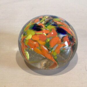 Skøn gammel brevpresser i glas med orange, gule, blå, grønne og hvide farver - Højde 7 cm. diameter 8.4 cm.