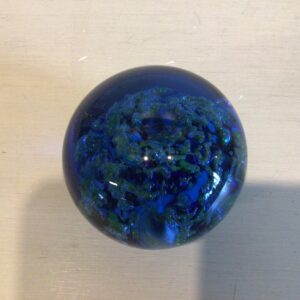 Smuk mørkeblå brevpresser i glas - ligner havbund med tangplanter - højde 6. cm. diameter 6.5 cm.