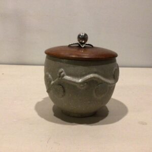 Arne Bang lågkrukke i stentøj med låg af træ med sølvblomst i top. Højde uden låg 8 cm. diameter ca. 10 cm.