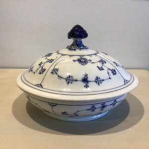 Royal Copenhagen musselmalet riflet rundt lågfad i kongeligt porcelæn - diameter 24 cm. højde 17 cm.