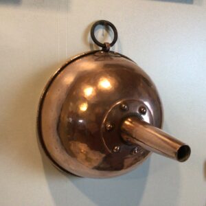 Stor rund kobber tragt med påsat tud - flot indvendig fortinning - højde 17 cm. diameter 18 cm.