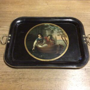 Victoriansk sort metalbakke med romantisk maleri - messing håndtag