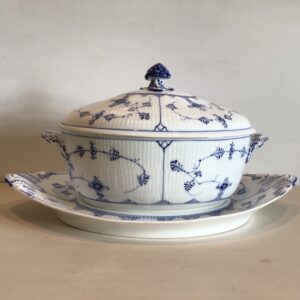 Royal Copenhagen musselmalet riflet terrin nr. 360 med underfad nr. 218 (terrin og fad begge slebet på undersiden af hvert et håndtag) 1. sortering