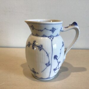 Royal Copenhagen musselmalet riflet mælkekande #159 - højde 13 cm. i Kongeligt porcelæn