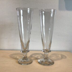 Par Porter Glas - høj. konisk glat kumme på lav stilk med skarpt knæk i bunden - Aalborg 1870 - højde 21 cm. -