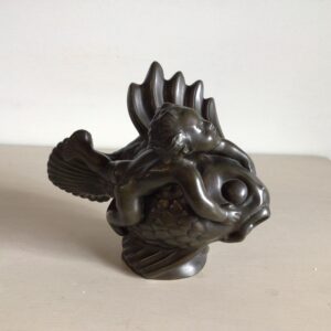 Just Andersen figur Dreng på fisk i diskometal - stemplet monogram Denmark 1688 - Højde 16.5 cm. længde 20 cm.