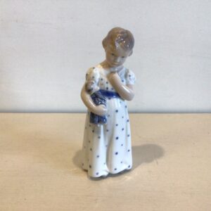 Royal Copenhagen figur af Stående pige med dukke nr. 3539 - 1. sortering - højde 14.5 cm.
