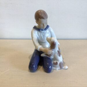 B&G figur af dreng med hundehvalp #2334 - design Vita Thymann - højde 12.5 cm. - 1. sortering