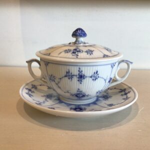 Royal Copenhagen musselmalet riflet bouillonkop #2199 i Kongeligt porcelæn
