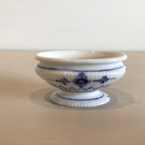 Royal Copenhagen Musselmalet ovalt saltkar på fod i riflet porcelæn - nr. 196