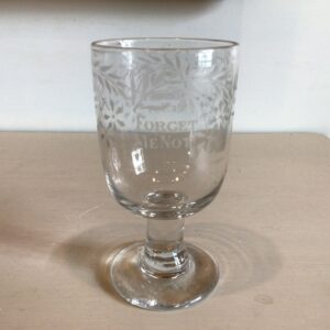 Erindringsglas "Forget Me Not" med fine slebne dekorationer højde 14 cm.