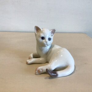 Bing & Grøndahl hvid liggende kattekilling #2504 - længde 11.5 cm. Højde 8 cm.