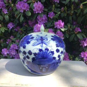 Kinesisk bojan blådekoreret med sommerfugl og blomster - højde 23.5 cm. diameter 23 cm.