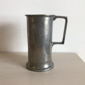 Målebæger i tin fremstillet af Lorentz Wilhelm Bundtzen, København år 1844. Fine stempler. Højde 15.5 cm.