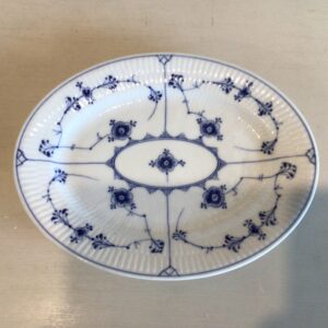 Royal Copenhagen musselmalet ovalt fad i riflet porcelæn nr. 351 - l25.5 x 20 cm. - 1. sortering