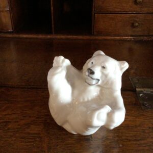 Royal Copenhagen isbjørneunge i hvidt porcelæn - #247 - højde 6.7 cm.