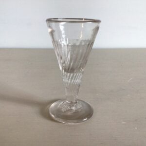Holmegaard snapseglas gjort som spidsglas, optisk vredet - højde 9.5 cm.