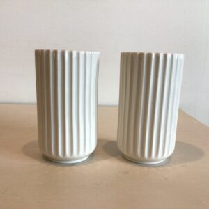 Lyngby vase i hvidt porcelæn - højde 12.5 cm.