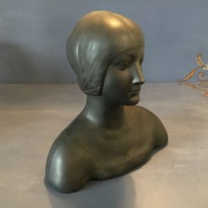 L. Hjort Kvindebuste i sortglaseret keramik - højde 20.5 cm. længde 20 cm.