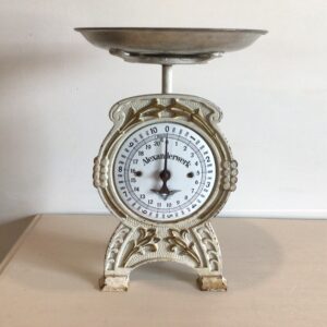 Gammel køkkenvægt Alexander Werk - velholdt emalje urskive - højde 32.5 cm.