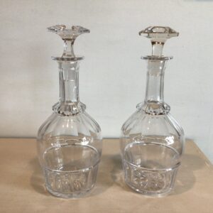 Et par krystal karafler med brede facetslibninger - femkantet prop og flot stjerne i bunden - højde 27.5 cm.