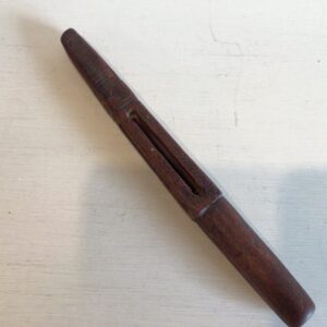 Dansk almue vindepind i håndskåret træ - begyndelsen 1800 tallet - længde 21.5 cm.