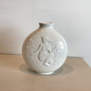 Royal Copenhagen Blanc de Chine vase i hvidt porcelæn. Dekoreret med nøgen kvinde og faun på siderne. Design Hans Henrik Hansen. Højde 19 cm. Bredde 18 cm.
