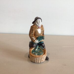 Michael Andersen glaseret keramik figur af fisker med kurv nr. 5314 - højde 11 cm.