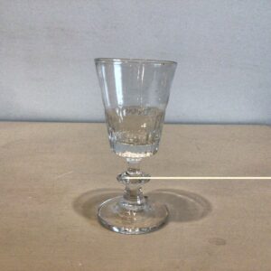 Holmegaard vinglas kummen fastblæst med riflet underdel, tøndeformet og konisk - højde 10.5 cm.