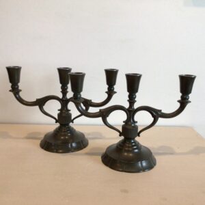 Just Andersen. Et par tre arms lysestager i diskometal højde 17.5 cm. længde 24.5 cm.